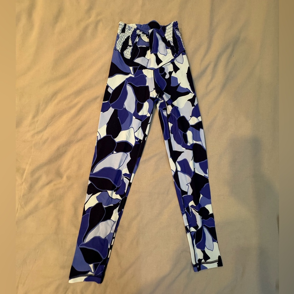 Arie patterned leggings like new